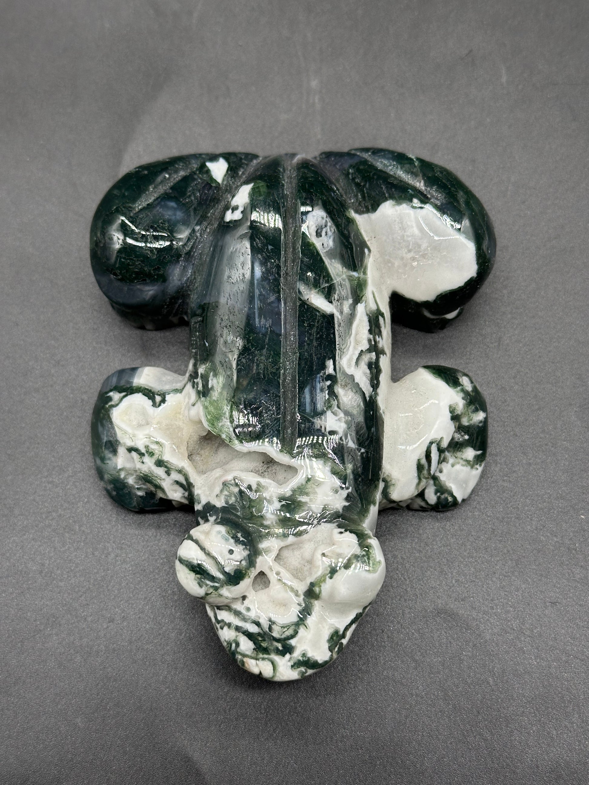 Moss Agate Frog Carving (829W10) – a detailed frog figurine showcasing intricate moss agate patterns, ideal for decoration or spiritual practices.